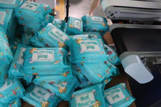 Good price آلة تعبئة مناديل الرطوبة المستدامة مجهزة بنظام تحكم متقدم يضمن التعبئة الدقيقة والتشغيل السلس الانترنت